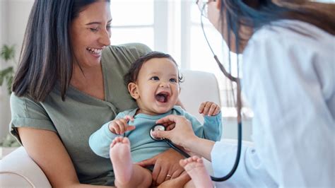 Pediatras apžiūri kūdikį