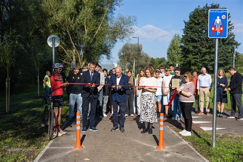 Dviračių takas su dviratininkais ir paspirtukais