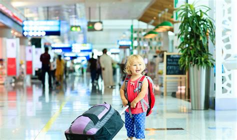 Šeima su vaikais viešajame transporte