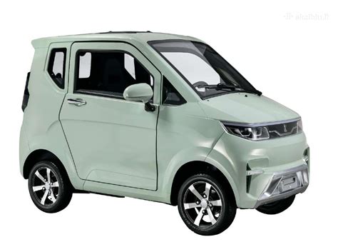 Elektrinis automobilis įkrovimo stotelėje
