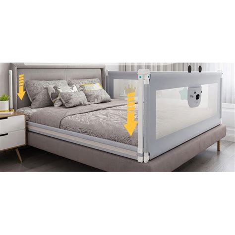 Tėvai tikrina lovos apsaugos tvirtinimą