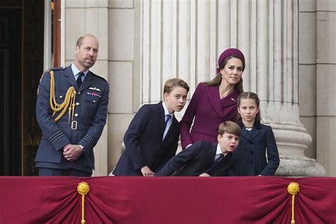 Princas Williamas veža šeimą namo po princo George'o gimimo