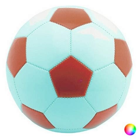 futbolo kamuolys ir vaikiškos kojos