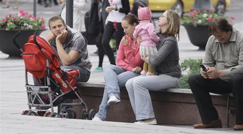 Tėvai stebintys mažylį per mobiliąją auklę