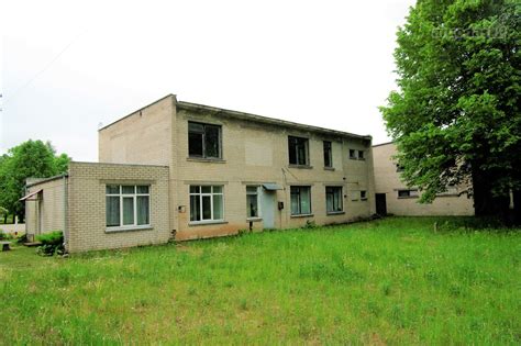 Krikščioniškų gimdymo namų pastato išorė arba jauki palatos aplinka