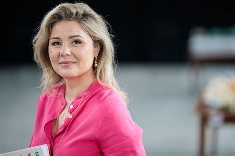 Beata Nicholson nėštumo fotosesijoje su suapvalėjusiu pilvuku