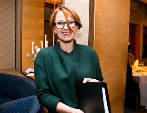 Gintarė Latvėnaitė gauna apdovanojimą
