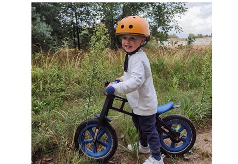 Vaikas važiuojantis balansiniu dviratuku