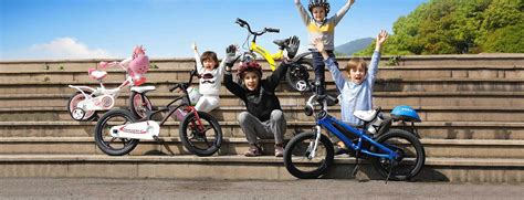 Vaikas su balansiniu dviratuku, demonstruojantis tinkamą dydį