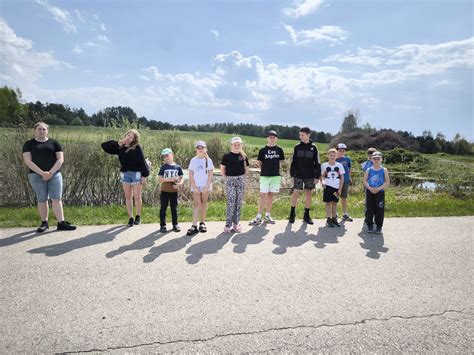 Vaikai, besišypsantys ir linksmai leidžiantys laiką gamtoje