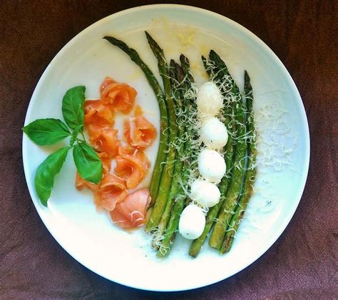 sviestas ir kiaušiniai keptuvėje