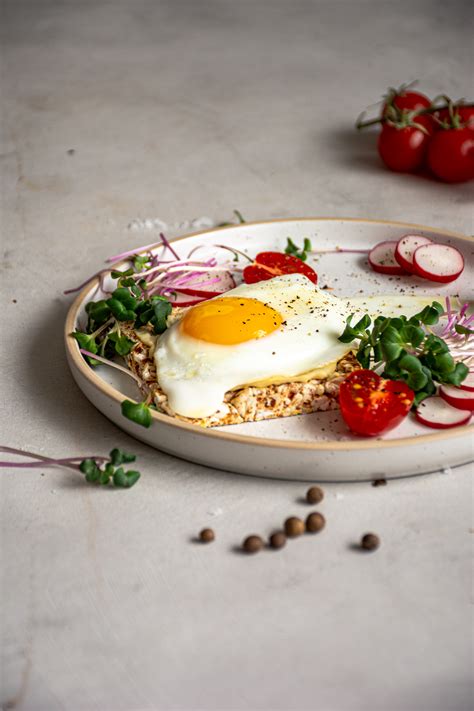 Lėkštė su klasikiniu Benedikto kiaušiniu ant skrudintos bandelės