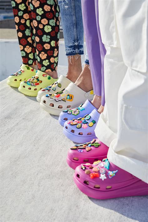 spalvingų vaikiškų Crocs klumpių kolekcija