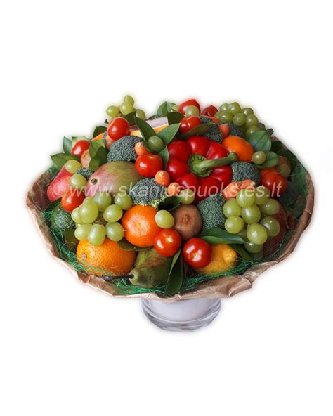 Įvairių spalvų vaisių ir daržovių puokštė