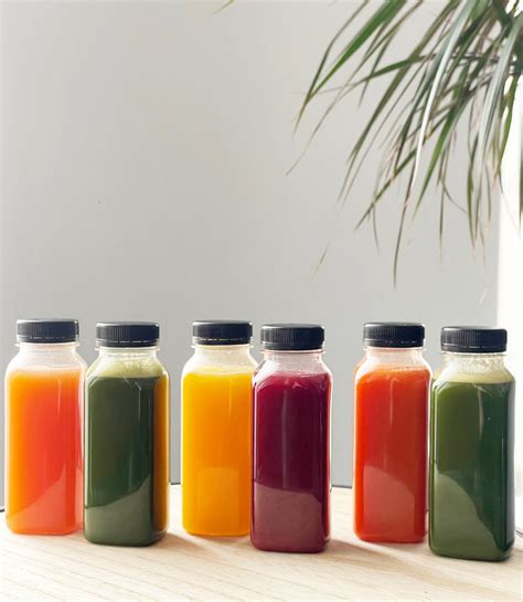 Stiklinė šviežiai spaustų daržovių sulčių