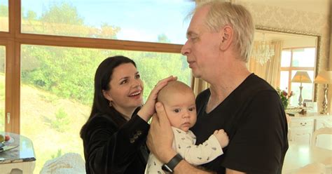 Donata ir Gintaras Rinkevičiai su naujagimiu Linu