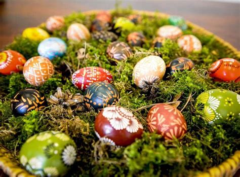 Velykų stalas su margučiais ir tradiciniais valgiais