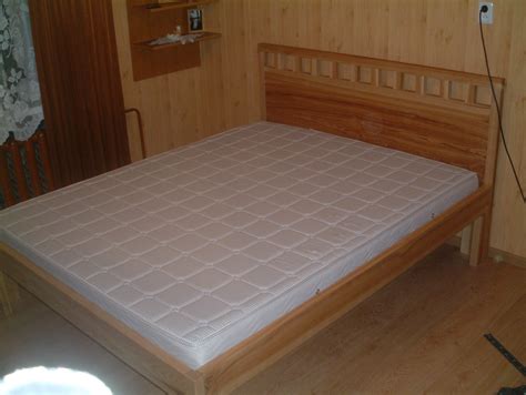 Medinių lovų pavyzdžiai