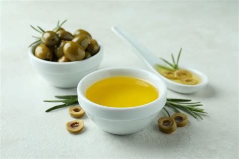 Vaizdas su alyvuogėmis ir alyvuogių aliejumi