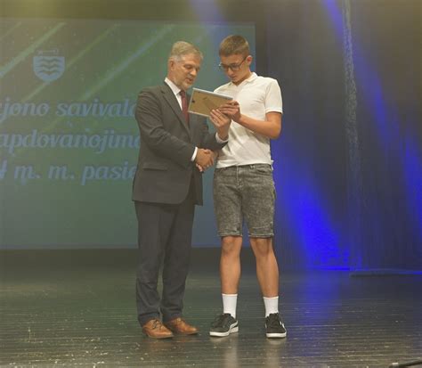 Simbolinis vaizdas, rodantis apdovanojimus ir akademinius titulus