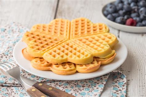 Pavyzdys valgomų vaflių dekoracijų ant torto