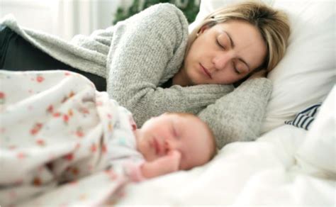 mama su kūdikiu miega kartu