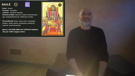 vaikai su saulės simbolika scenoje