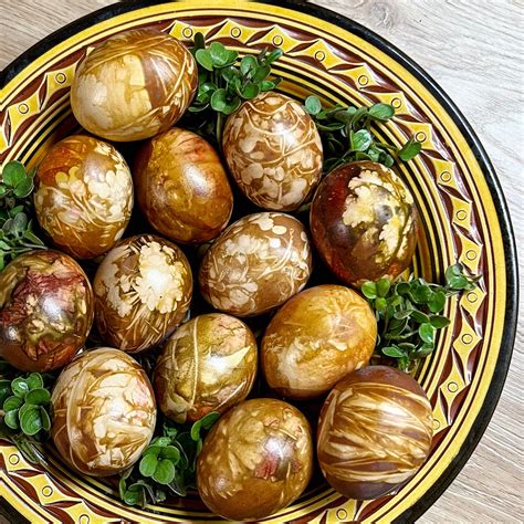 Įvairūs kiaušiniai simbolizuojantys naują pradžią