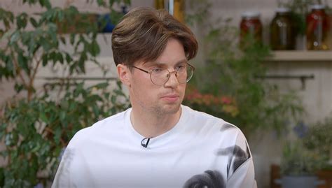 Mantas Strolia konsultuodamas arba skaitydamas paskaitą