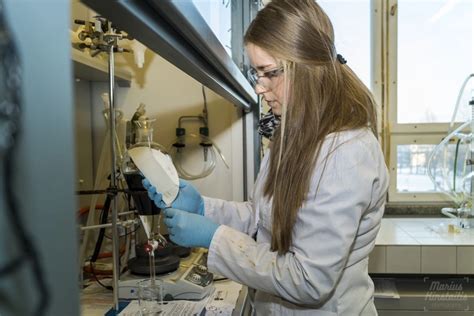 Mokslininkė laboratorijoje atliekanti DNR tyrimą