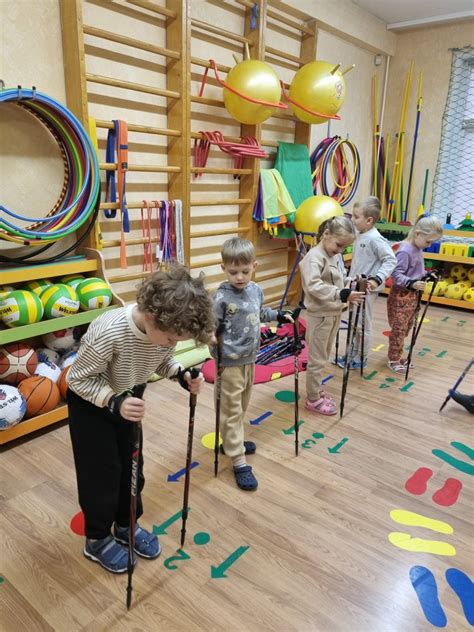 Nėščioji vaikšto parke su specialiomis šiaurietiško ėjimo lazdomis