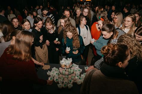 Žmonės sveikina vieni kitus su gimtadieniu