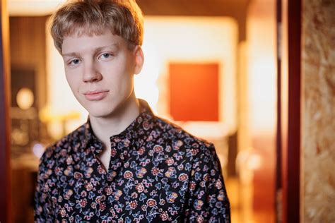 Adomas Vyšniauskas atliekantis dainą