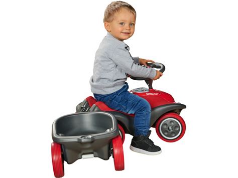 Vaikas važiuoja ant 