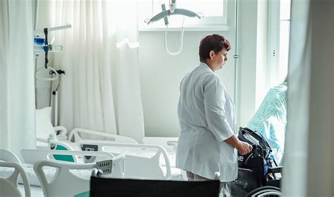Slaugytoja rūpinasi pacientu ligoninės palatoje