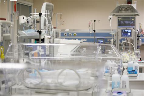 neišnešiotas kūdikis intensyvios terapijos inkubatoriuje