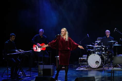 Grupė RebelHeart scenoje su Stasiu Povilaičiu