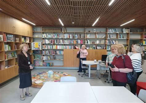 estetiškos sienų lentynėlės su knygomis