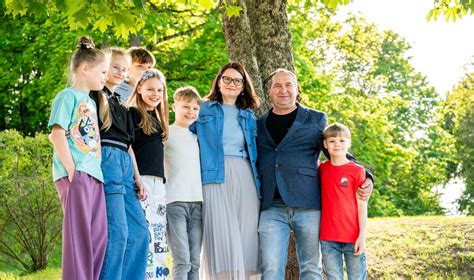globėjų šeima ir vaikas leidžiantys laiką kartu
