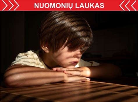 Vaikas su tėvais kalbasi apie emocijas