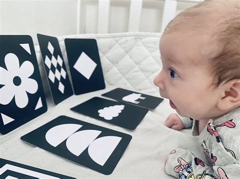 kūdikio regėjimo lavinimas kontrastinėmis kortelėmis