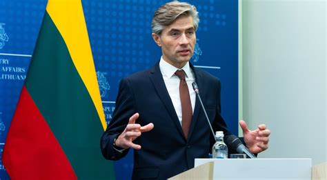 Iliustracija su teismo salės vaizdais ar laikraščių iškarpomis apie nuosprendį