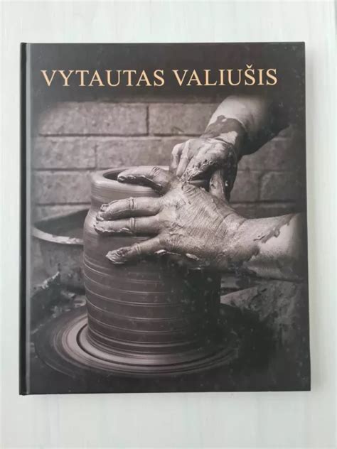 Vytautas Valiušis dirbantis su keramika