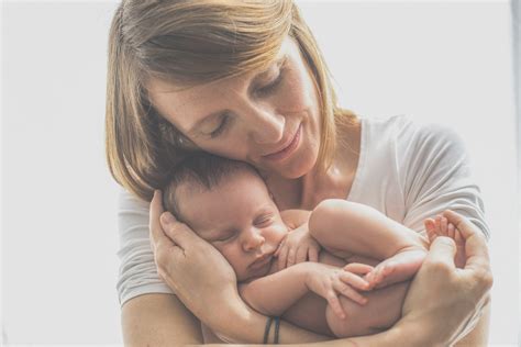 Mama ir kūdikis glamonėjasi