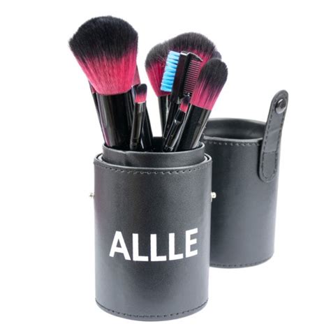 rankšluostis su makiažo šepetėliais