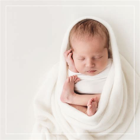 Ramus naujagimis fotosesijos metu