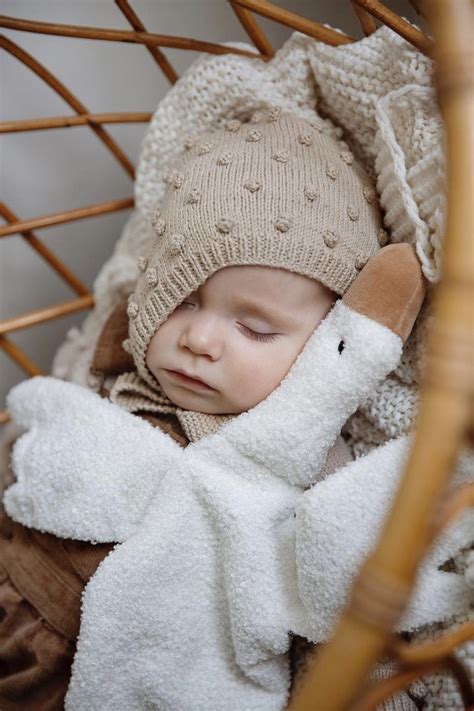 Šilta ir jauki fotostudija naujagimiui su baltu triukšmu