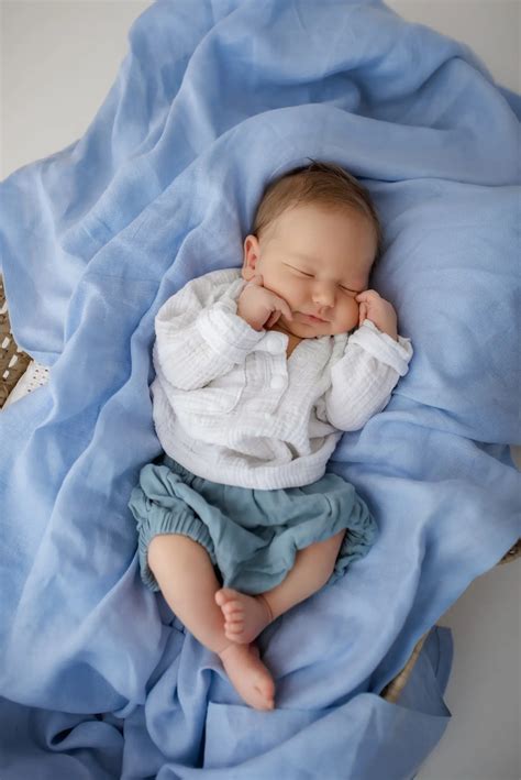 Naujagimio portretas su sulietu fonu