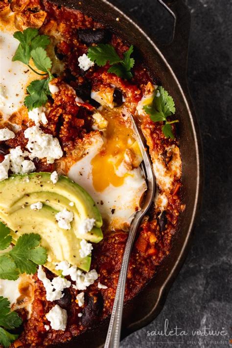 Šakšuka keptuvėje su šviežiomis žolelėmis