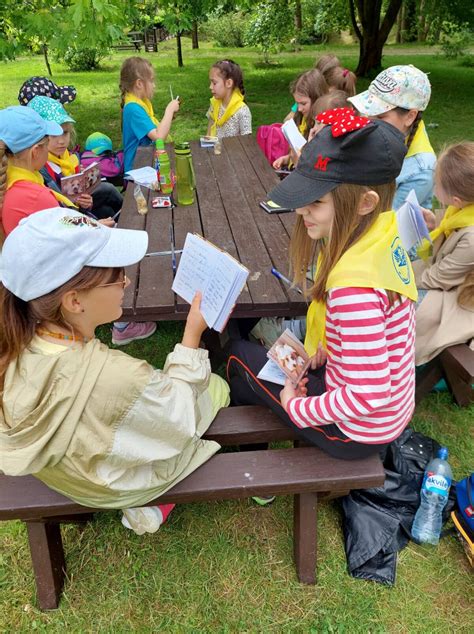 vaikai ir šuo edukacinio užsiėmimo metu